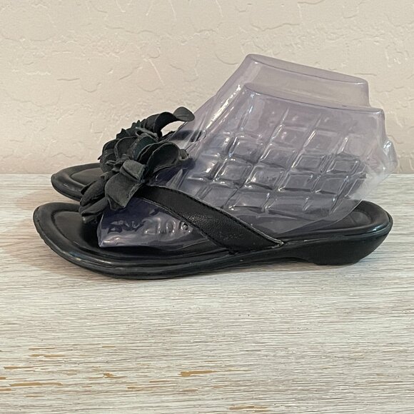 Born Concept BOC 6 Black Leather Flower Small Heel Thong Sandals - Picture 5 of 11
